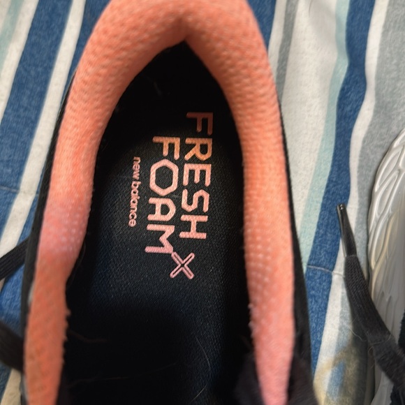 New balance tennis shoes - Picture 2 of 6